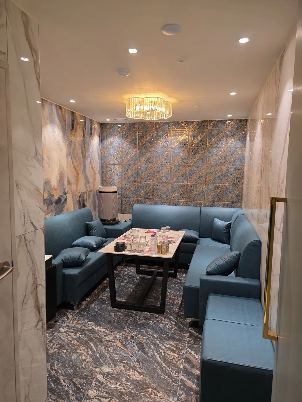 강남 멀리건 쩜오 Aqua Marble 룸